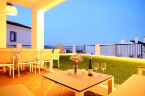 Modern three bedroom apart- 6 pools- gym -sun 482